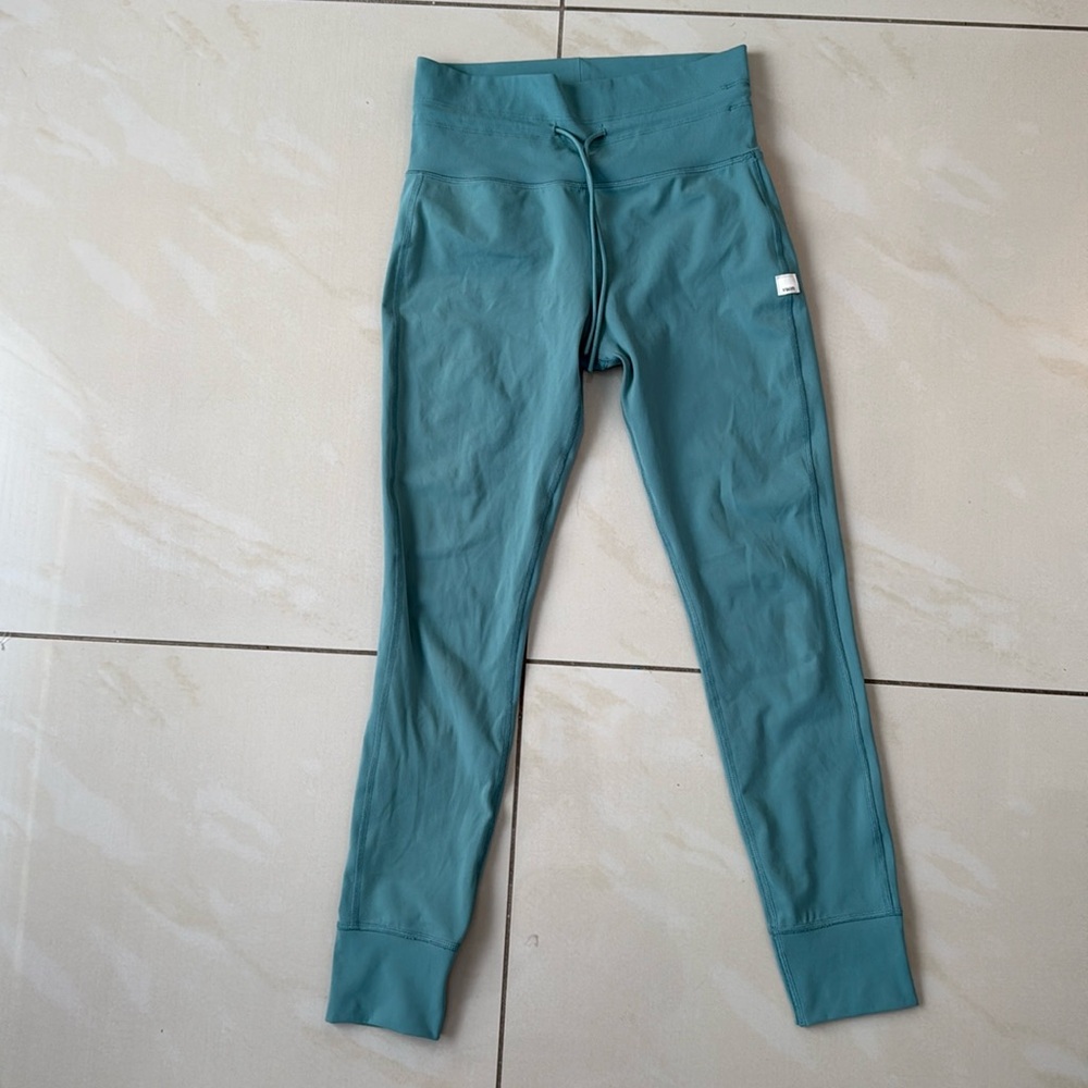 Vuori Daily legging size small in teal green